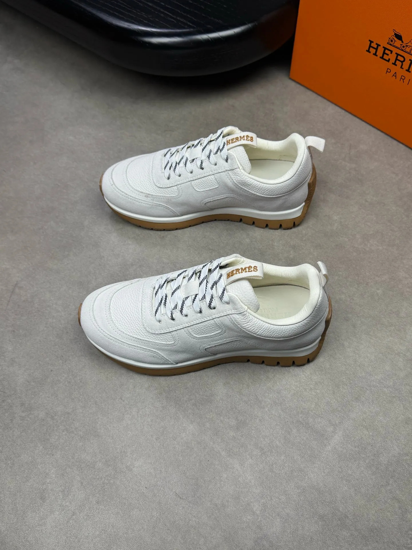 [HERMES] Hermes men's shoes 💰: 800💰 - High-end quality original items 🔍🔍🔍 casual sports shoes - Upper: 🔝 pebbled calfskin, suede calfskin, shoe body forged ´H´ totem, tongue webbing injection molded brand logo - Lining: brand canvas, foot pads; water-dyed cowhide -Outsole: Ultra-light T men's shoes 💰U foam; two-color molded outsole -Ultra-high quality control and fine workmanship: highlighted (high-end, extravagance, grade) -Size: 38-44 (45, can be customized)